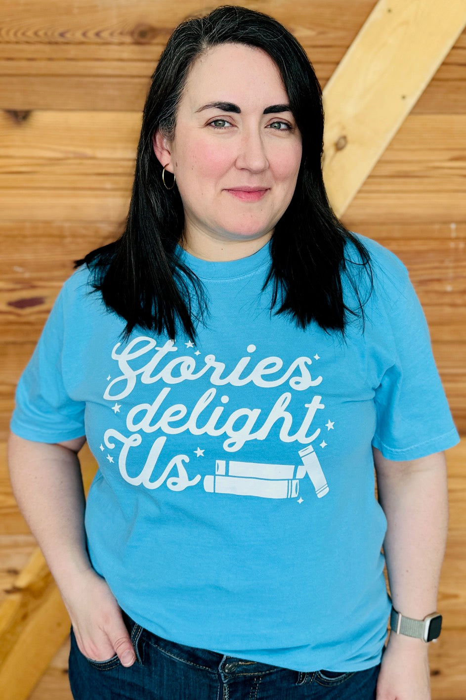 Bookshelf "Stories Delight Us" Tee